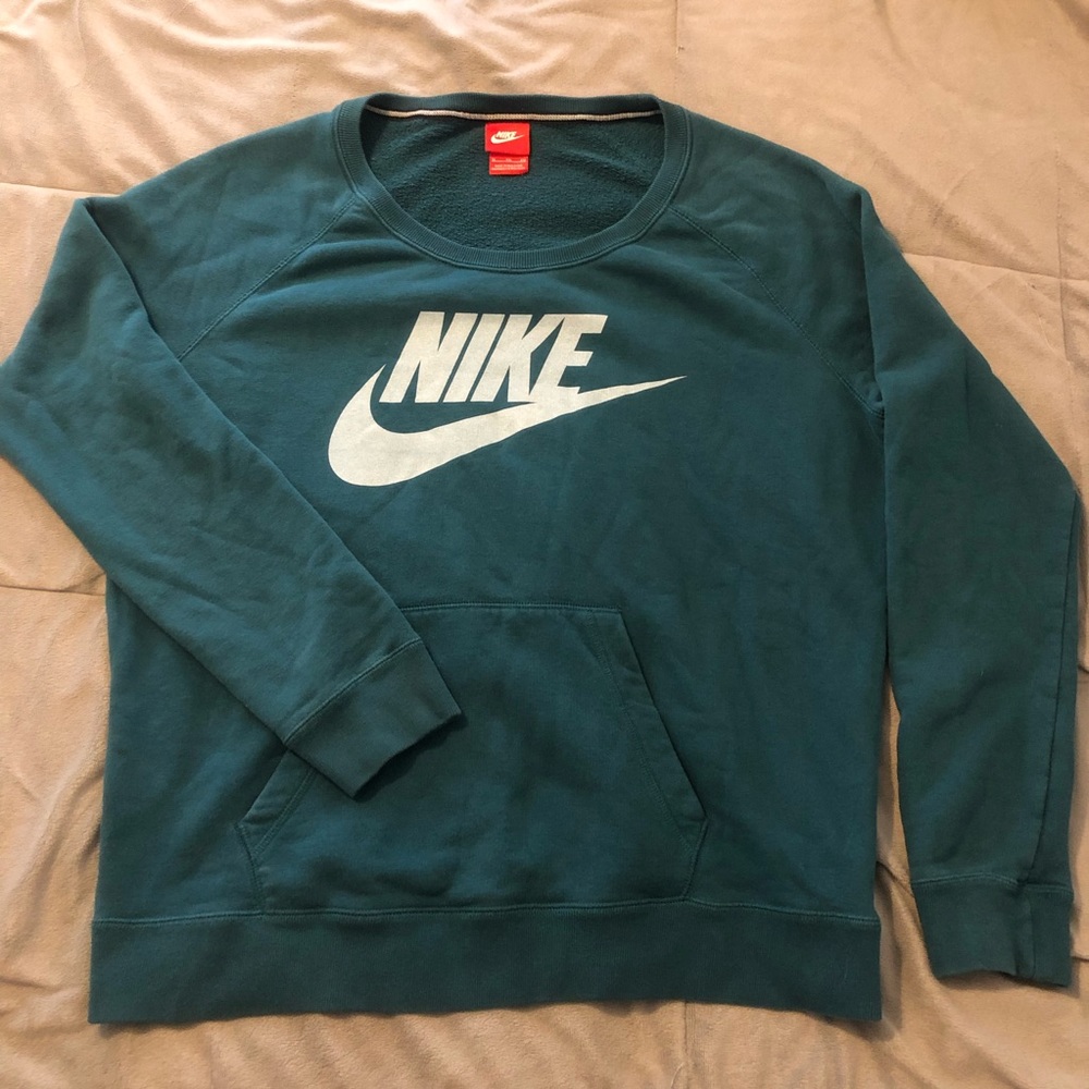 Women’s Nike crewneck sweatshirt size: women’s XL